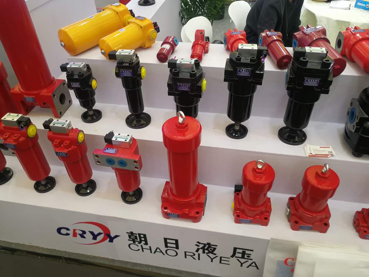 在液壓系統(tǒng)中，絕大多數(shù)的故障都是因為液壓油污染，油液中混入雜質(zhì)等原因?qū)е碌摹Ｒ虼?，控制好液壓系統(tǒng)中油液污染程度，就基本可以保證系統(tǒng)正常穩(wěn)定的運行。要防止液壓系統(tǒng)中油液污染，一方面要防止外部雜質(zhì)進入液壓系統(tǒng)內(nèi)，另一方面選擇合適的液壓油過濾裝置，做好液壓油過濾。